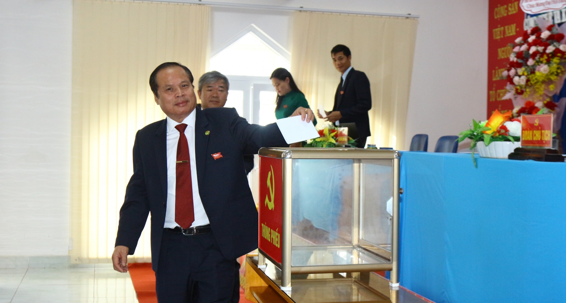 Các đại biểu bỏ phiếu bầu Ban Chấp hành Đảng bộ Trường