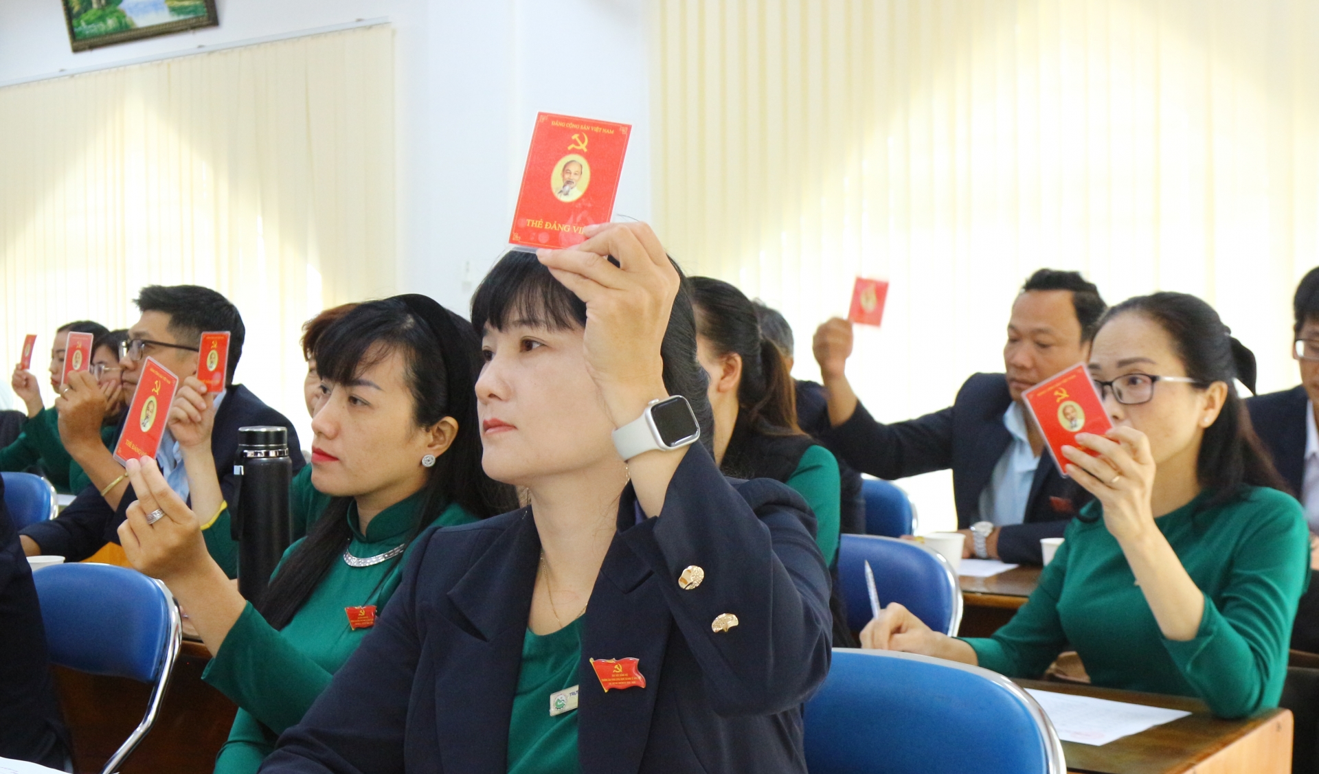 Đại biểu biểu quyết thông qua một số chỉ tiêu trong thực hiện nhiệm vụ nhiệm kỳ 2025 - 2030