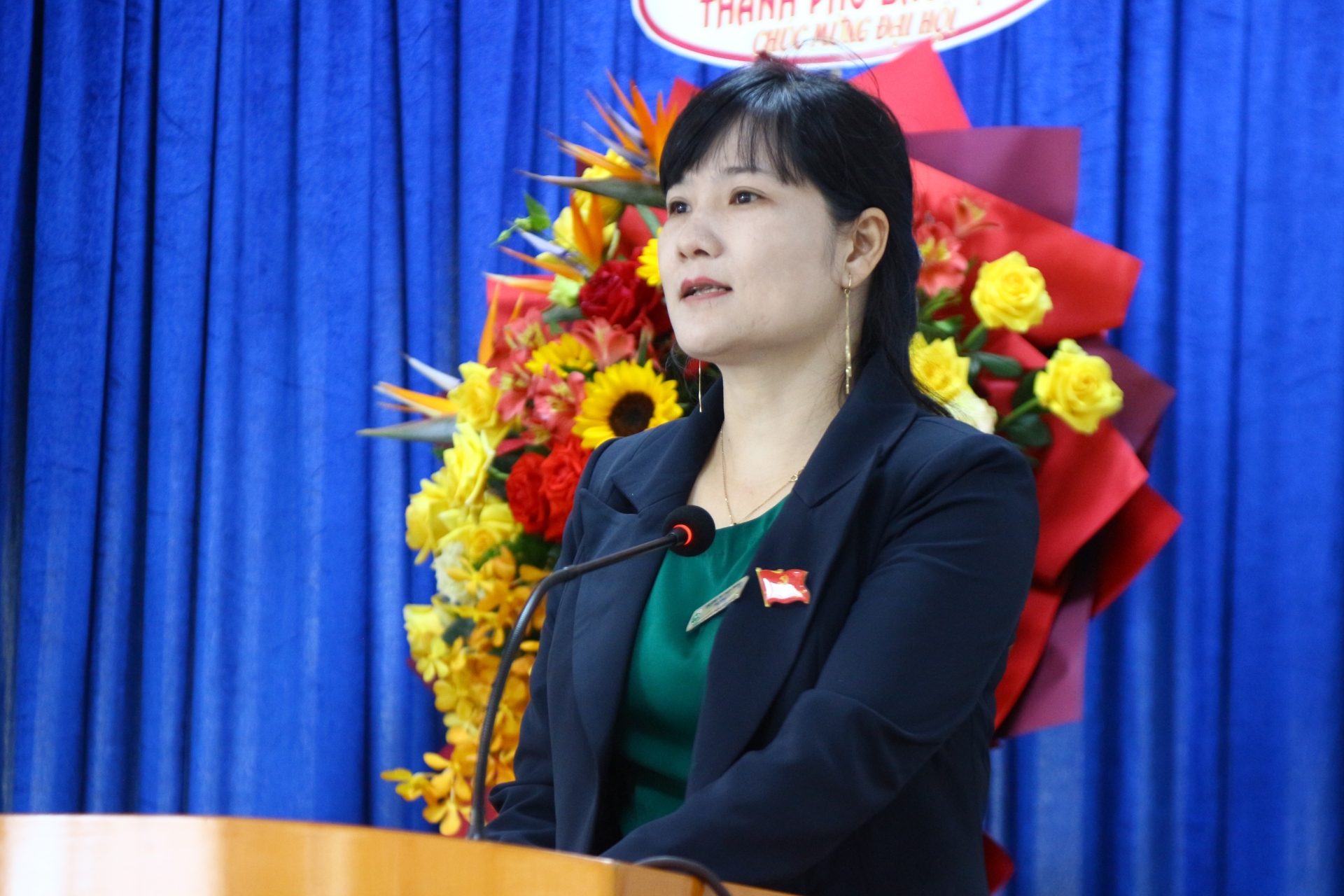 Đại diện các chi bộ trình bày báo cáo tham luận tại Đại hội