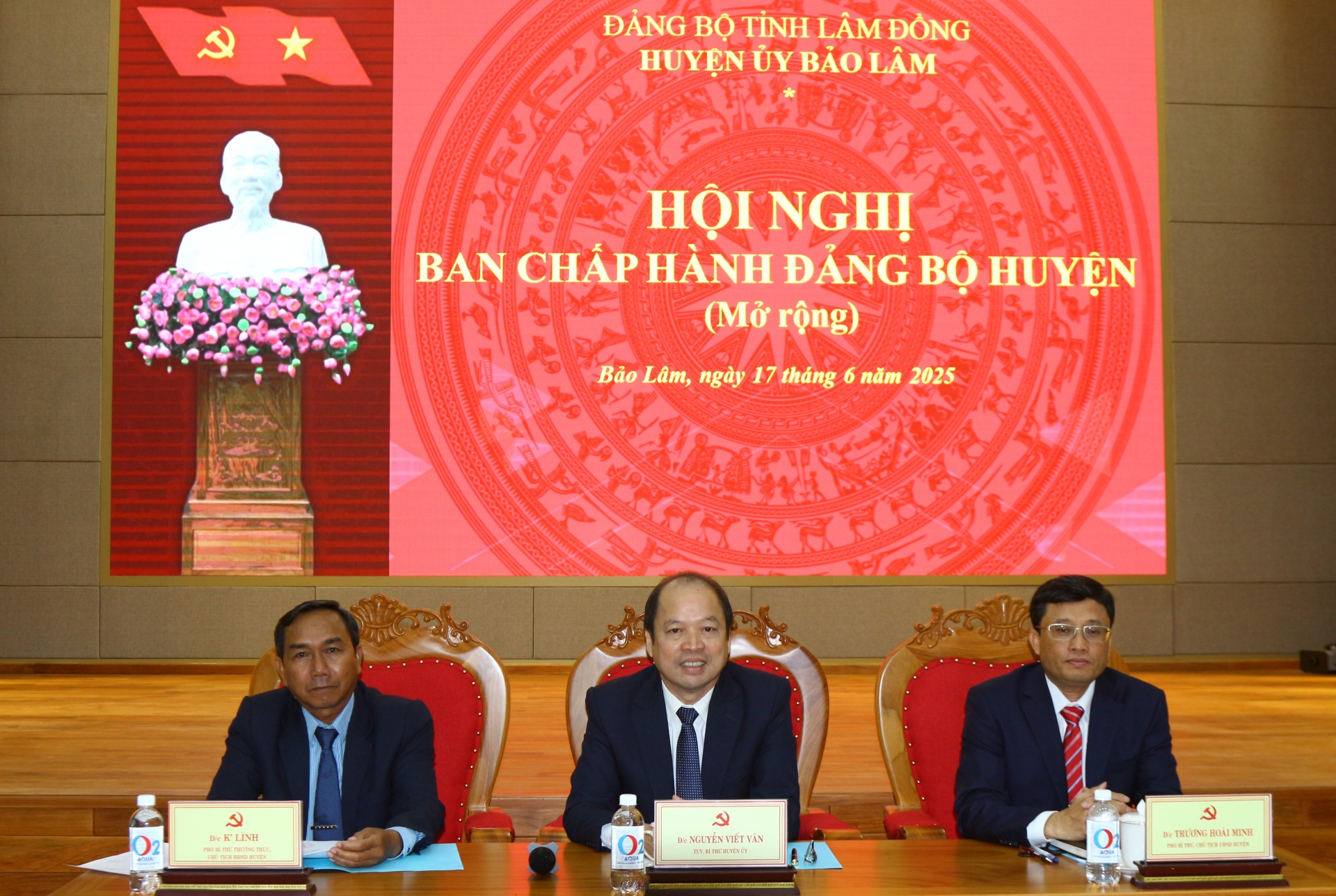 Các đồng chí chủ trì Hội nghị Ban Chấp hành Đảng bộ huyện Bảo Lâm (mở rộng)