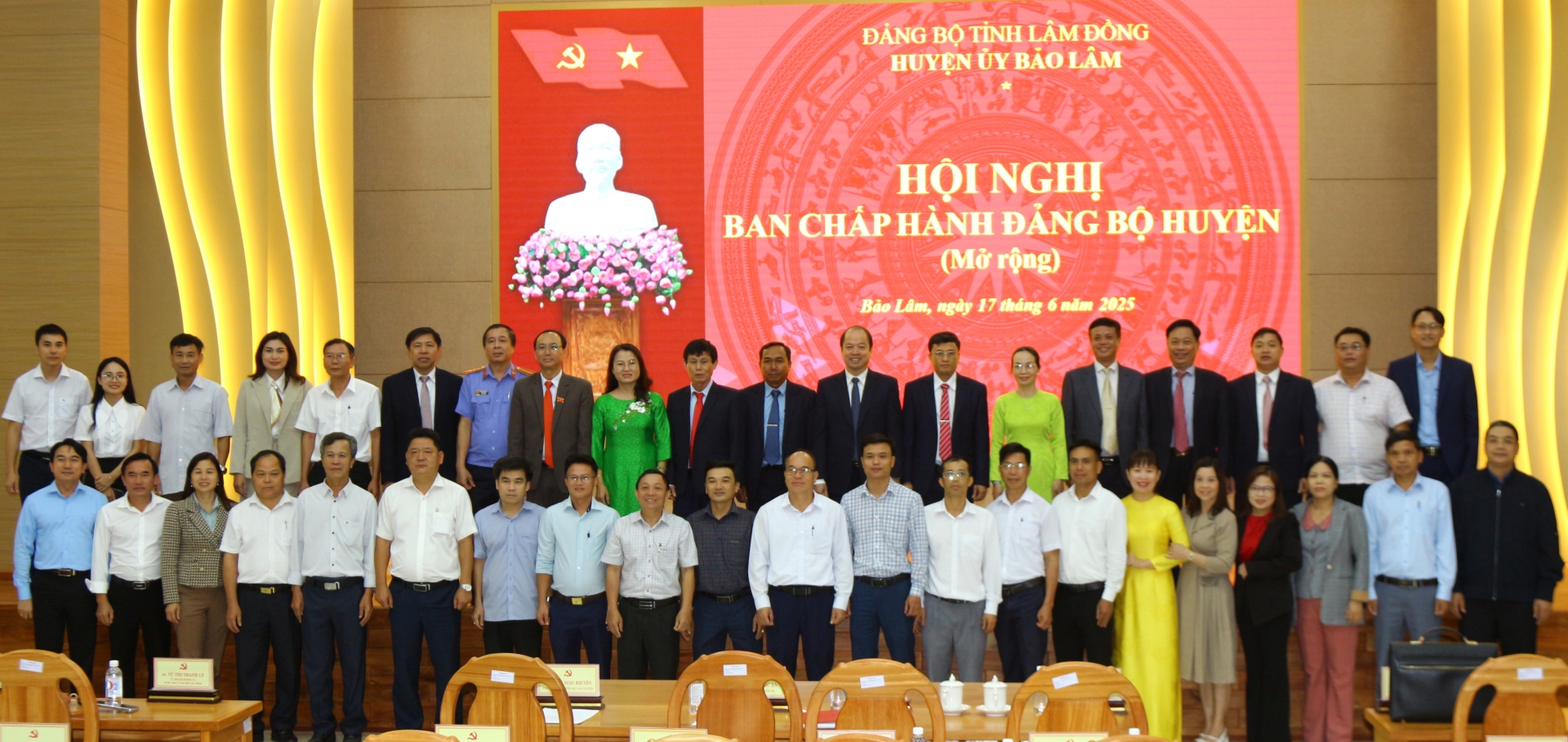 Các đồng chí trong Ban Thường vụ Huyện ủy, Ban Chấp hành Huyện ủy, lãnh đạo các xã, thị trấn, văn phòng Huyện ủy 