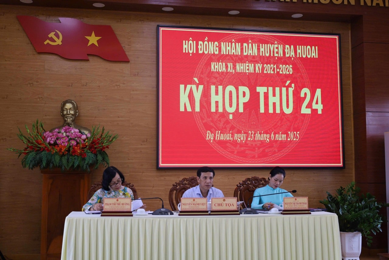 Các đồng chí chủ tọa Kỳ họp