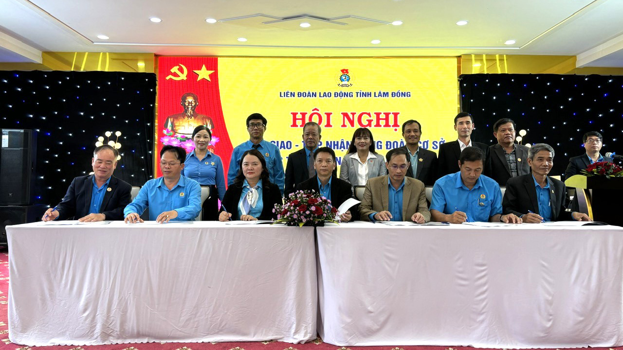 LĐLĐ các huyện, thành phố ký Quyết định chuyển giao Công đoàn cơ sở về trực thuộc LĐLĐ tỉnh