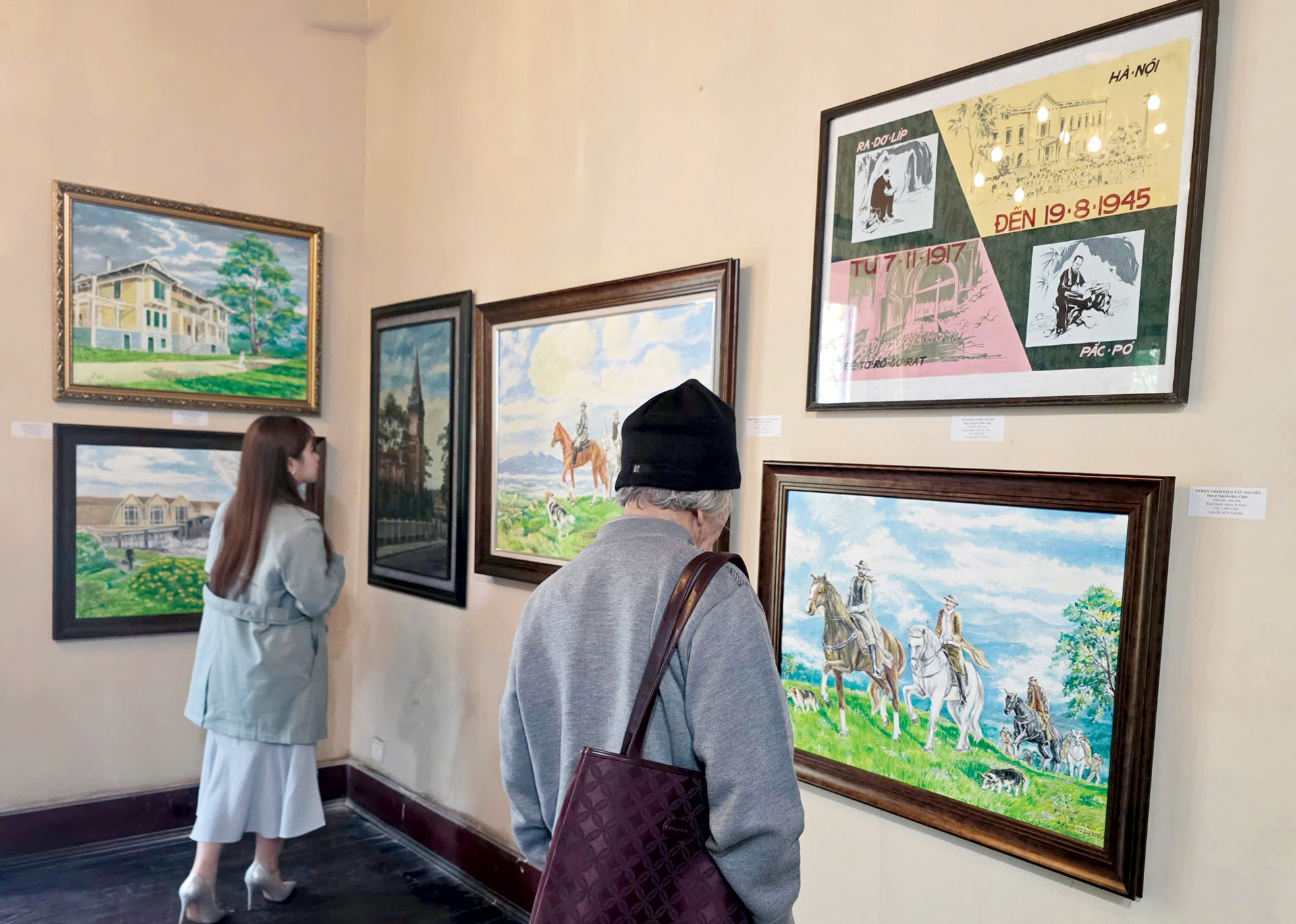 Công chúng tham quan triển lãm