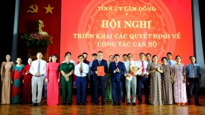 Hoàn tất công bố quyết định về công tác cán bộ tại 51 xã, phường mới của Lâm Đồng