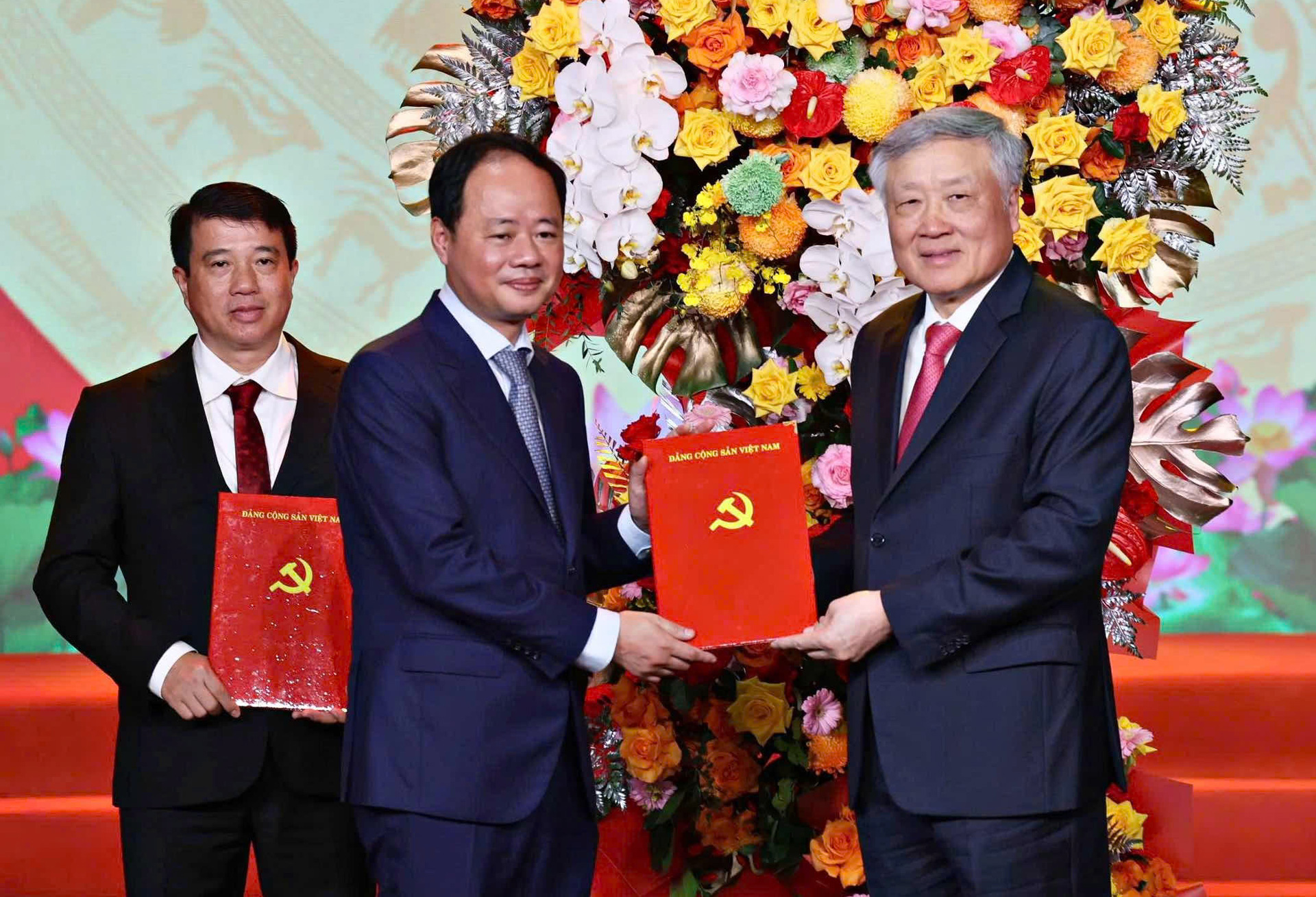 Đồng chí Nguyễn Hòa Bình - Ủy viên Bộ Chính trị, Phó Thủ tướng Thường trực Chính phủ trao quyết định cho đồng chí Đồng chí Trần chí Trần Hồng Thái, Phó Bí thư Tỉnh ủy, Chủ tịch Hội đồng nhân dân tỉnh Lâm Đồng nhiệm kỳ 2021-2026