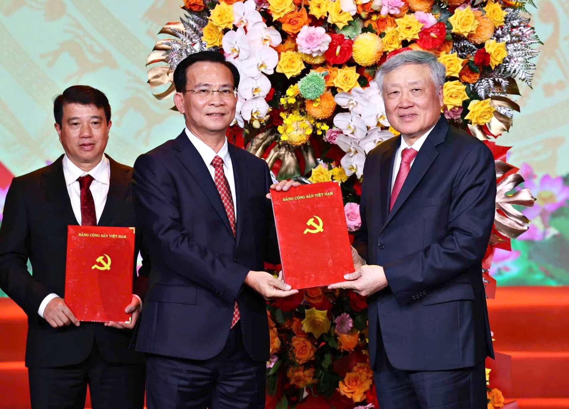 Đồng chí Hồ Văn Mười, Phó Bí thư Tỉnh ủy, Chủ tịch Ủy ban nhân dân tỉnh Lâm Đồng nhiệm kỳ 2021-2026