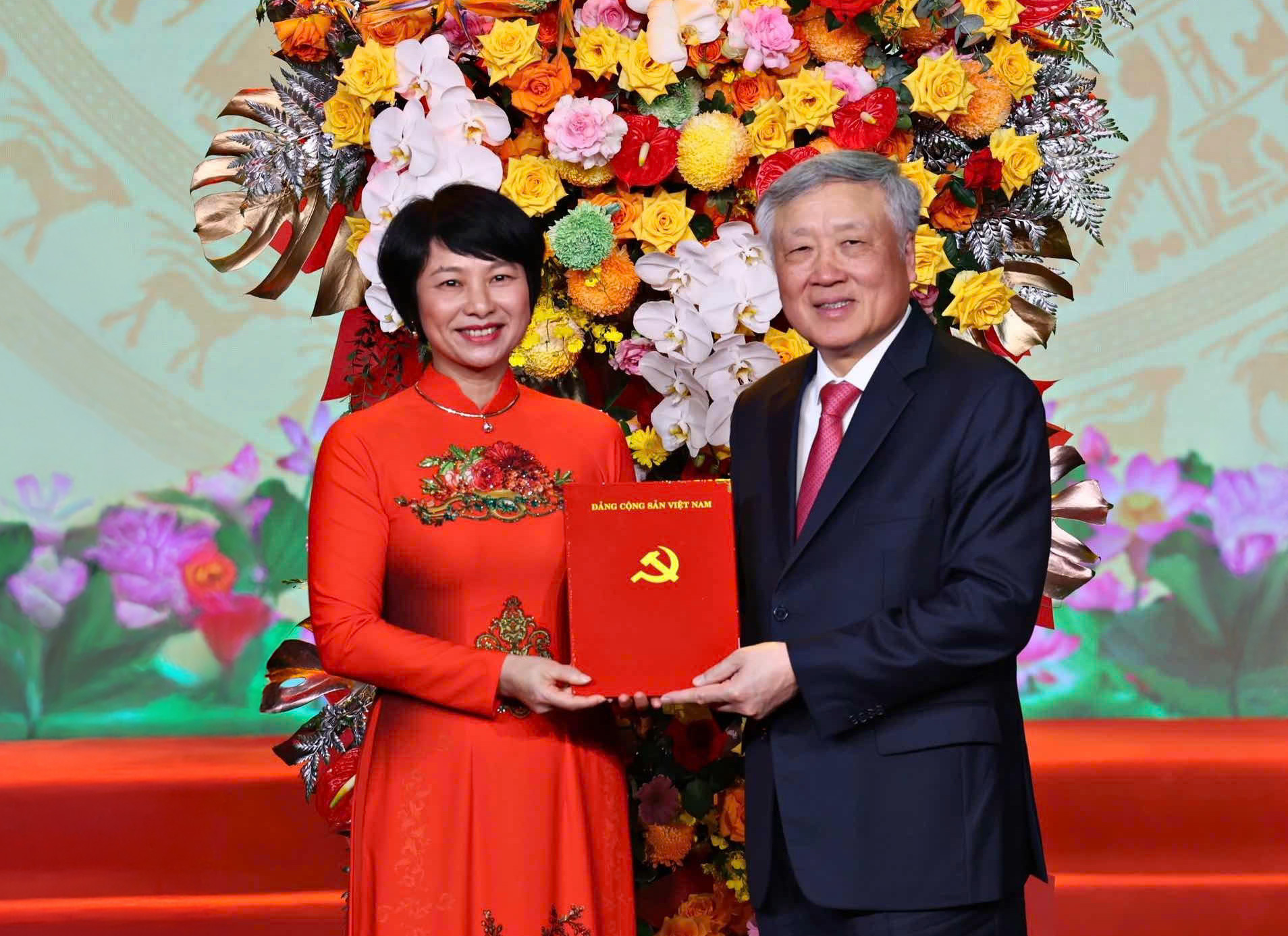 Đồng chí Nguyễn Hòa Bình - Ủy viên Bộ Chính trị, Phó Thủ tướng Thường trực Chính phủ trao quyết định cho Đồng chí Phạm Thị Phúc, Phó Bí thư Tỉnh ủy, Chủ tịch Ủy ban Mặt trận Tổ quốc Việt Nam tỉnh Lâm Đồng