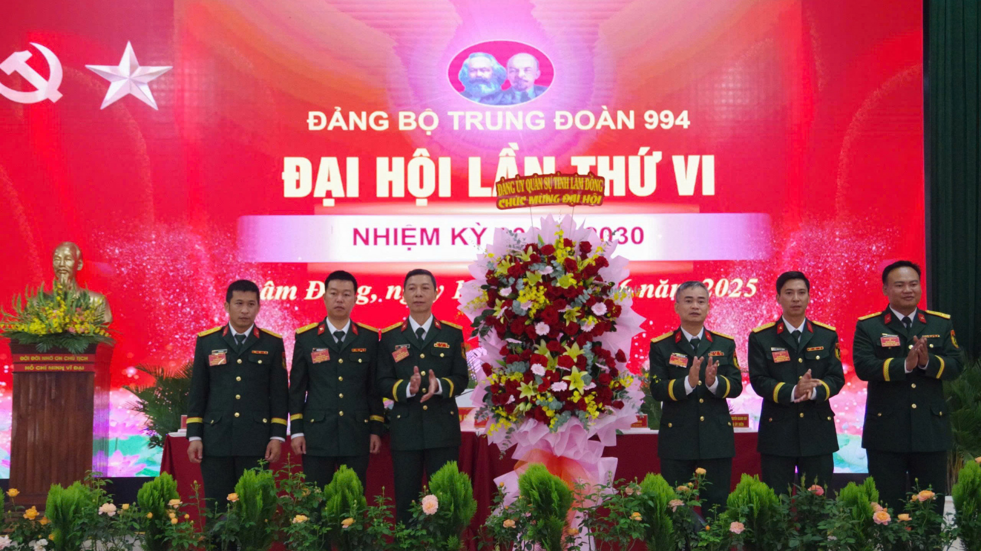 Đại tá Nguyễn Văn Sơn - Chính uỷ Bộ CHQS tỉnh tặng hoa chúc mừng Đại hội