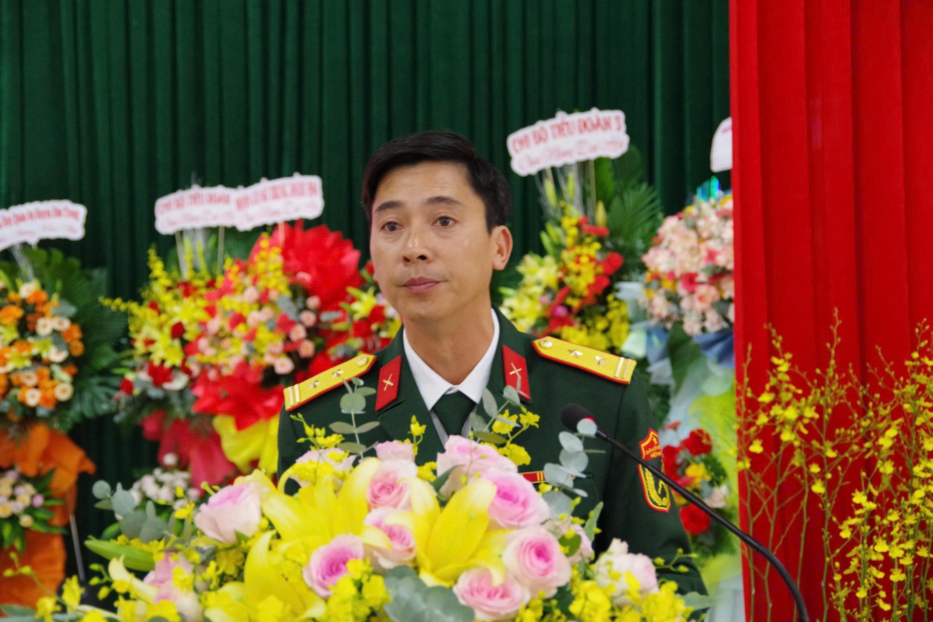 Trung tá Mai Tất Thành – Phó Bí thư Đảng uỷ, Trung đoàn trưởng Trung đoàn Bộ binh 994 trình bày báo cáo kiểm điểm của Ban Chấp hành Đảng bộ nhiệm kỳ 2020 - 2025