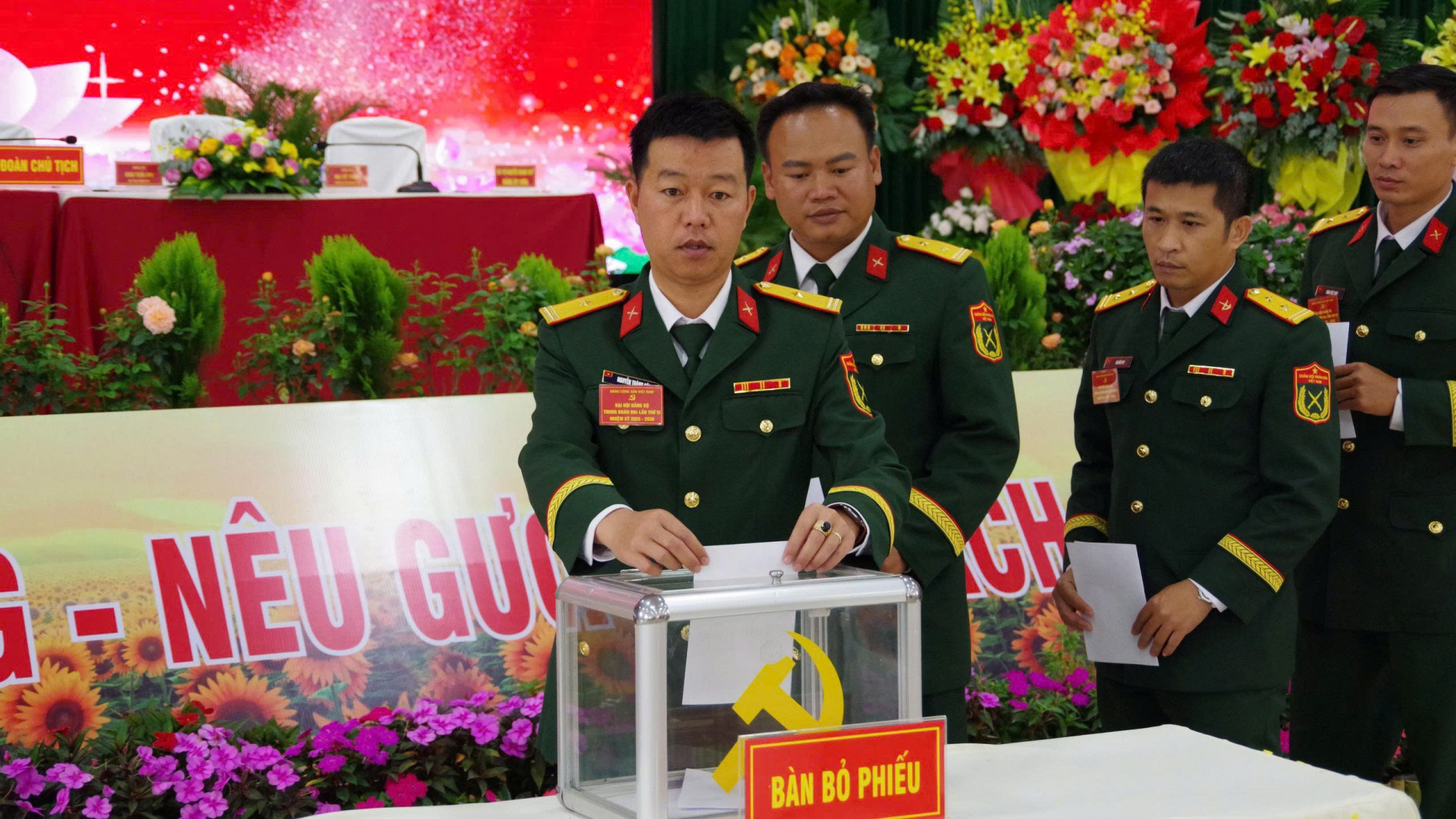 Các đại biểu bỏ phiếu bầu Ban Chấp hành Đảng bộ Trung đoàn nhiệm kỳ 2025 - 2030