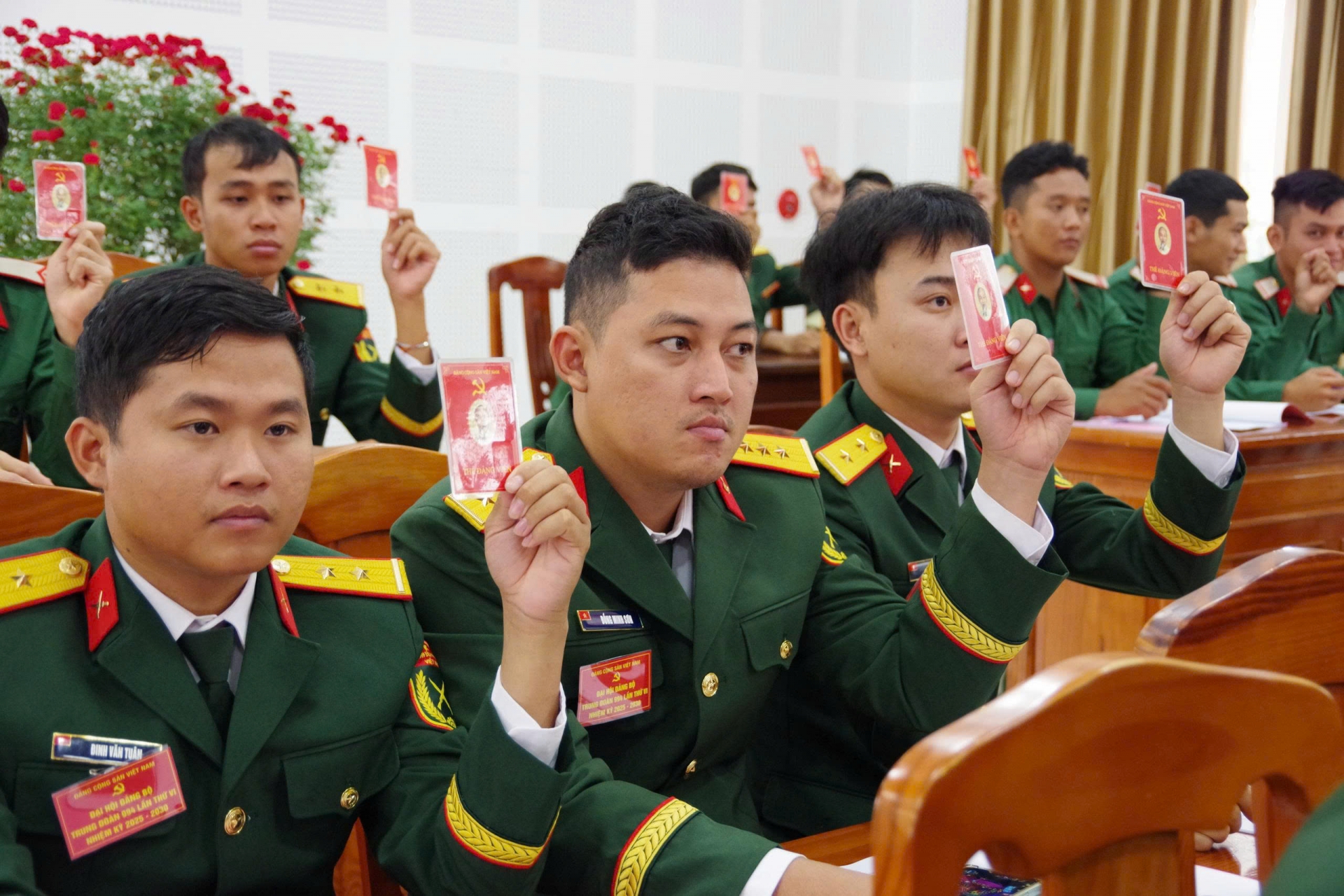 Đại biểu biểu quyết thông qua các chỉ tiêu nhiệm kỳ 2025 - 2030