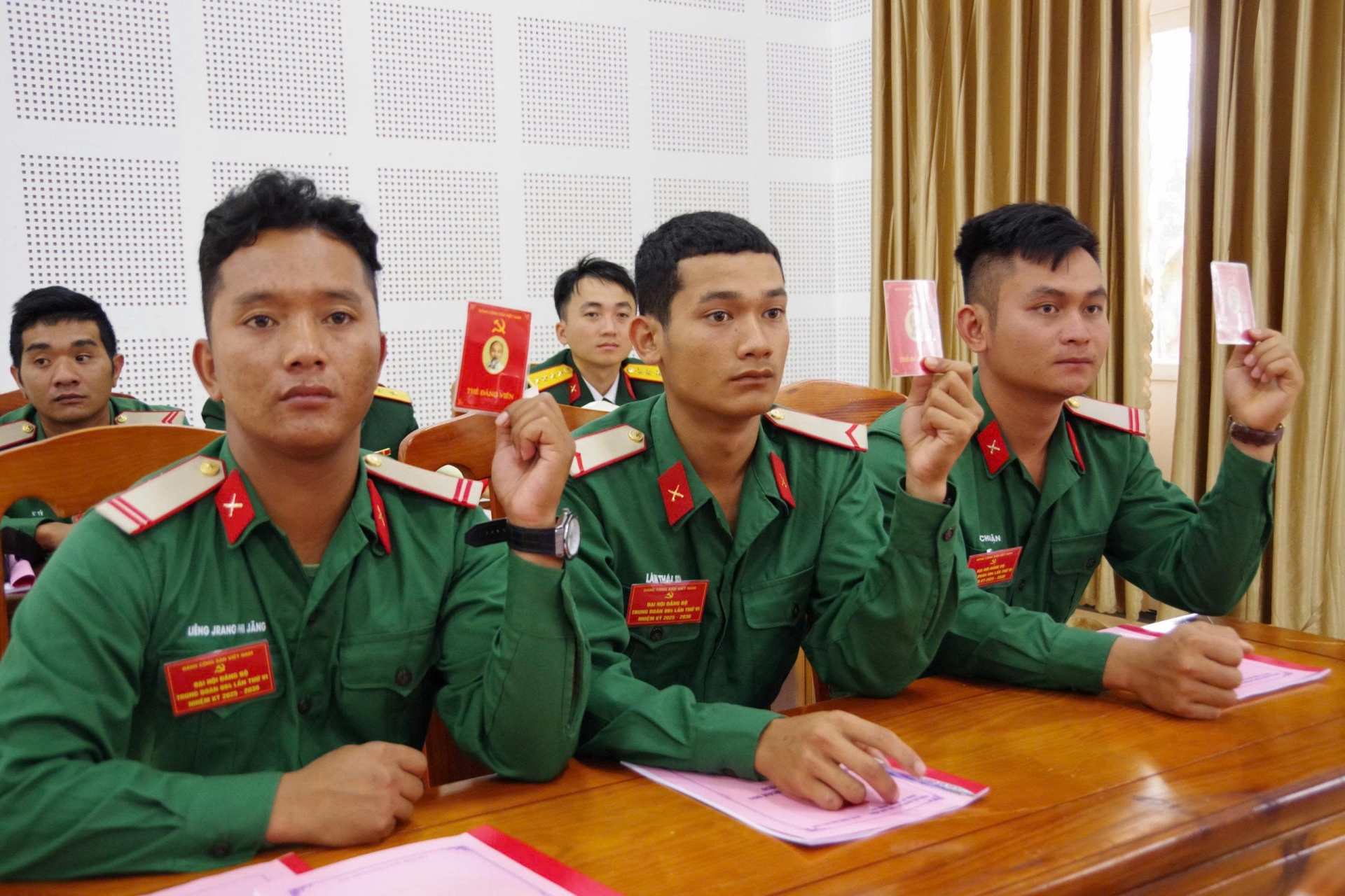 Các đảng viên là chiến sĩ biểu quyết thông qua các chỉ tiêu nhiệm kỳ 2025 - 2030