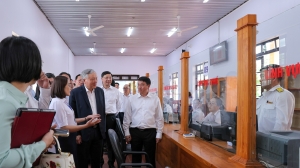 Phó Thủ tướng Nguyễn Hòa Bình kiểm tra thực tế tại xã Đức Trọng, chỉ đạo cán bộ gần dân, phục vụ tốt nhu cầu của nhân dân