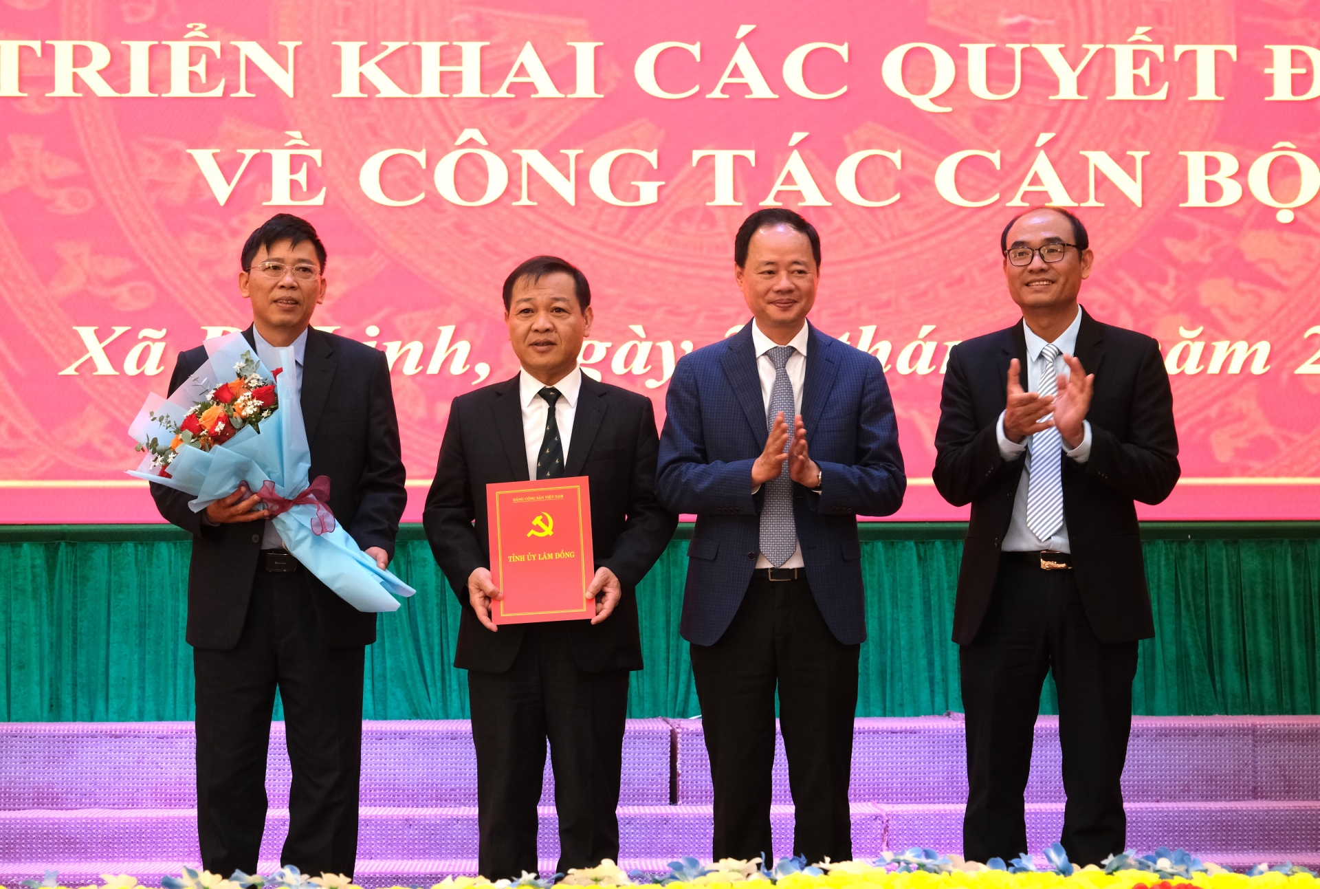 Đồng chí Trần Hồng Thái - Phó Bí thư Tỉnh ủy, Chủ tịch UBND tỉnh Lâm Đồng trao quyết định về công tác cán bộ cho Thường trực Đảng ủy xã Di Linh