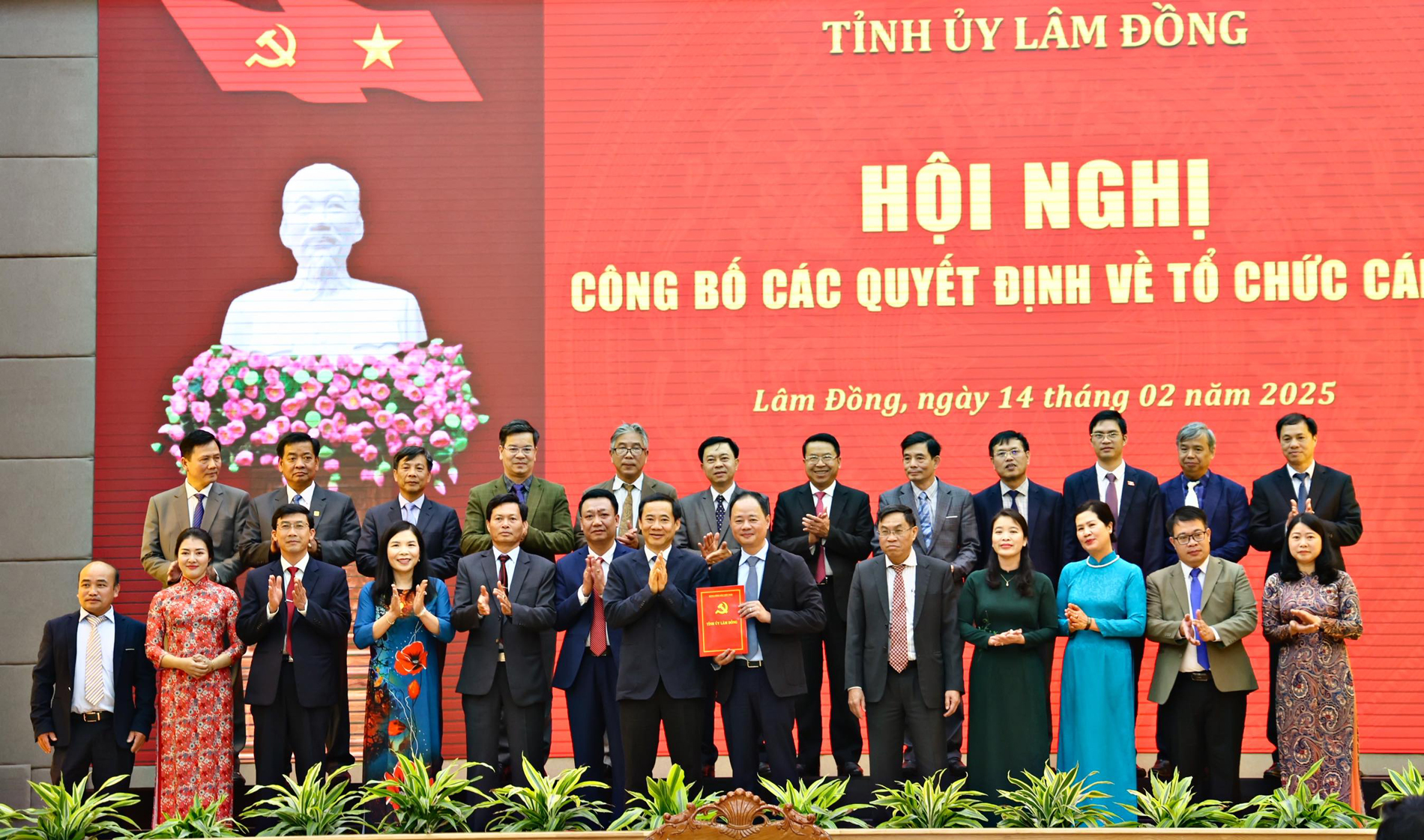 Trao quyết định thành lập Đảng bộ UBND tỉnh, nhiệm kỳ 2020 - 2025