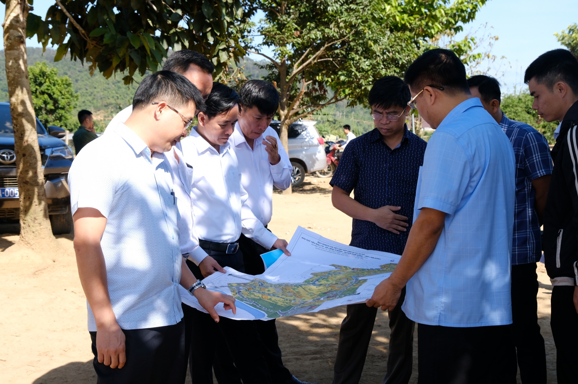 Bí thư Huyện ủy Đam Rông Nguyễn Văn Châu cùng các phòng, ban khảo sát trong khu vực Tiểu khu 179
