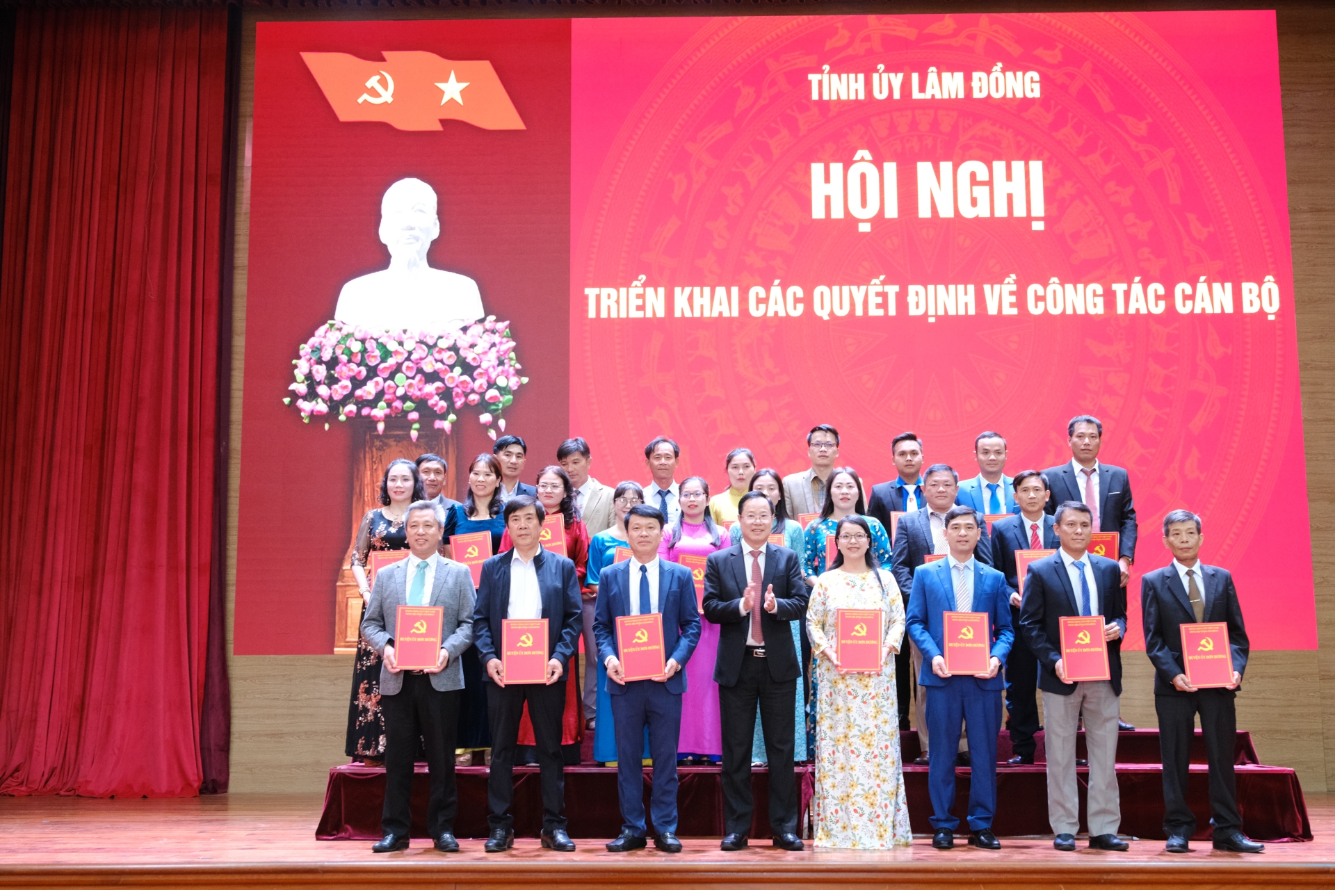 Đồng chí Phạm Triều - Uỷ viên Ban Thường vụ Tỉnh ủy, Chủ tịch Uỷ ban MTTQ Việt Nam tỉnh Lâm Đồng trao quyết định về công tác cán bộ đối với xã Đơn Dương