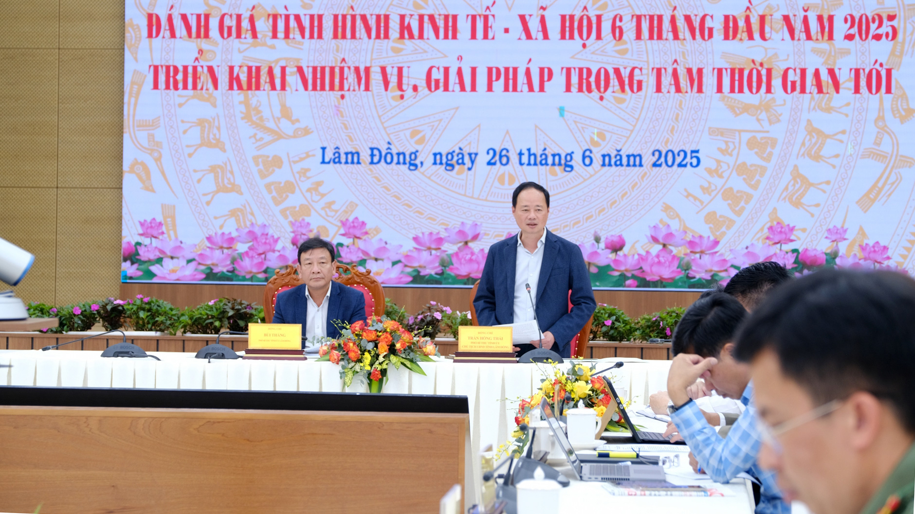 Chủ trì hội nghị