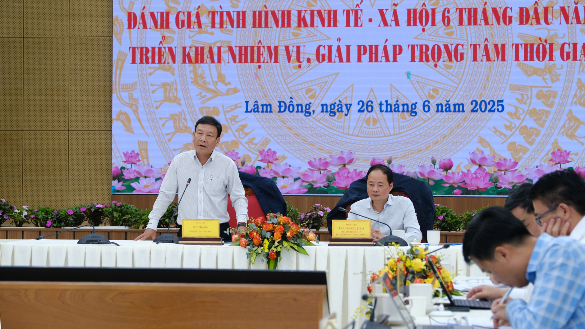 Đồng chí Bùi Thắng - Phó Bí thư Tỉnh uỷ, Trưởng Ban Tổ chức Tỉnh uỷ phát biểu ghi nhận những kết quả 6 tháng đầu năm của tỉnh Lâm Đồng