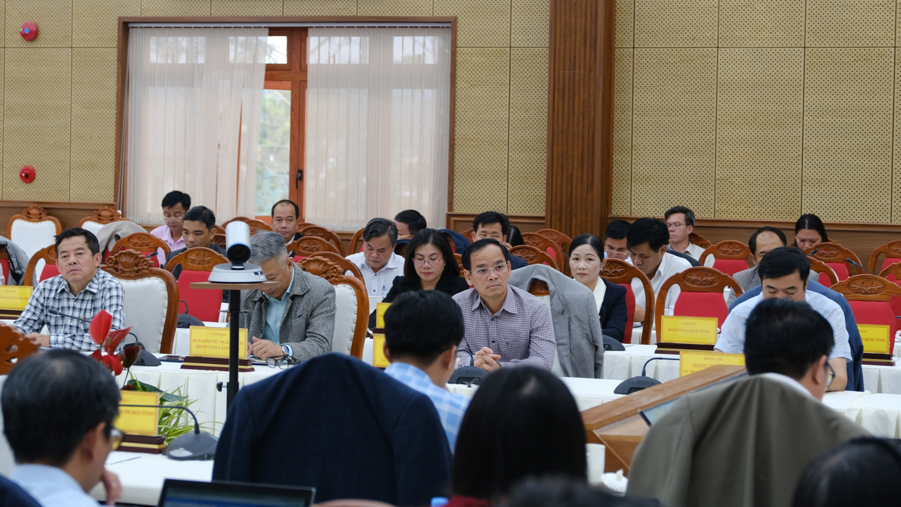 Các đại biểu lắng nghe các giải pháp trong thời gian tới
