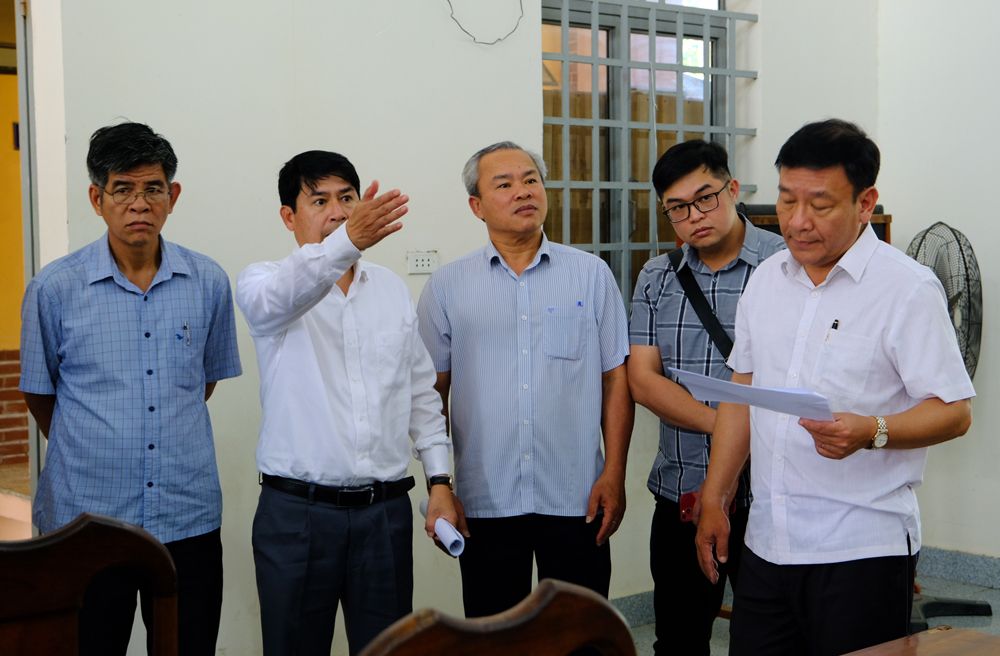 Đồng chí Bùi Thắng - Phó Bí thư Tỉnh ủy Lâm Đồng kiểm tra phòng làm việc bố trí cho cán bộ tại trụ sở xã Quảng Trị