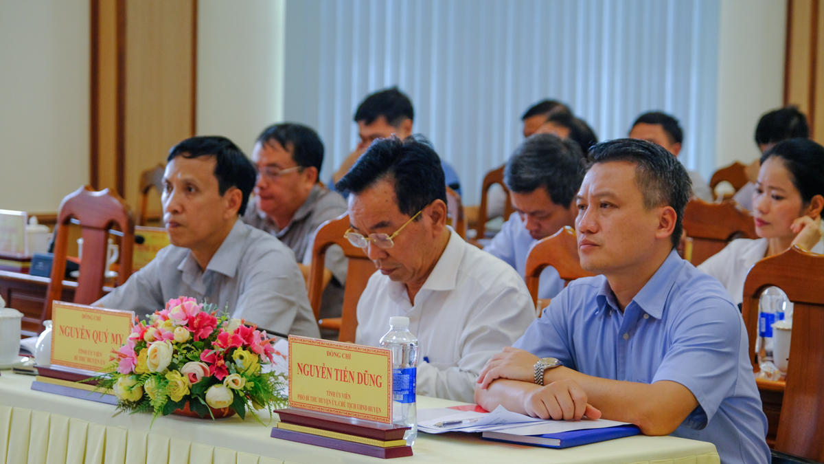 Các đồng chí lãnh đạo huyện Đạ Huoai tham dự buổi làm việc