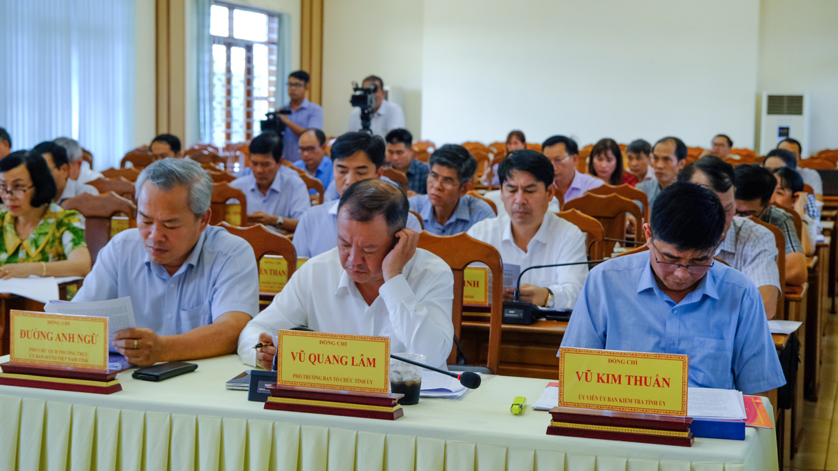 Đại diện lãnh đạo các sở, ngành tham dự buổi làm việc 