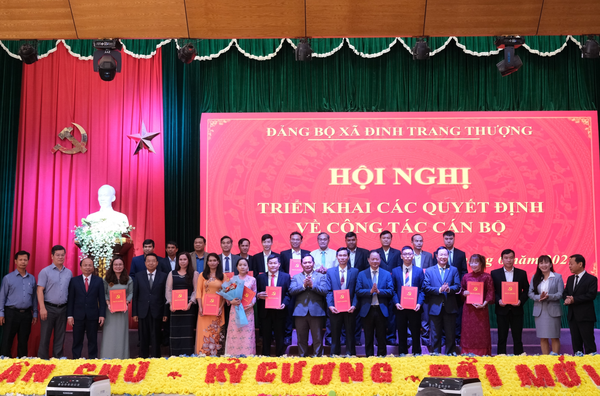 Ban Chấp hành Đảng bộ xã Đinh Trang Thượng chụp hình lưu niệm với các đồng chí lãnh đạo tỉnh