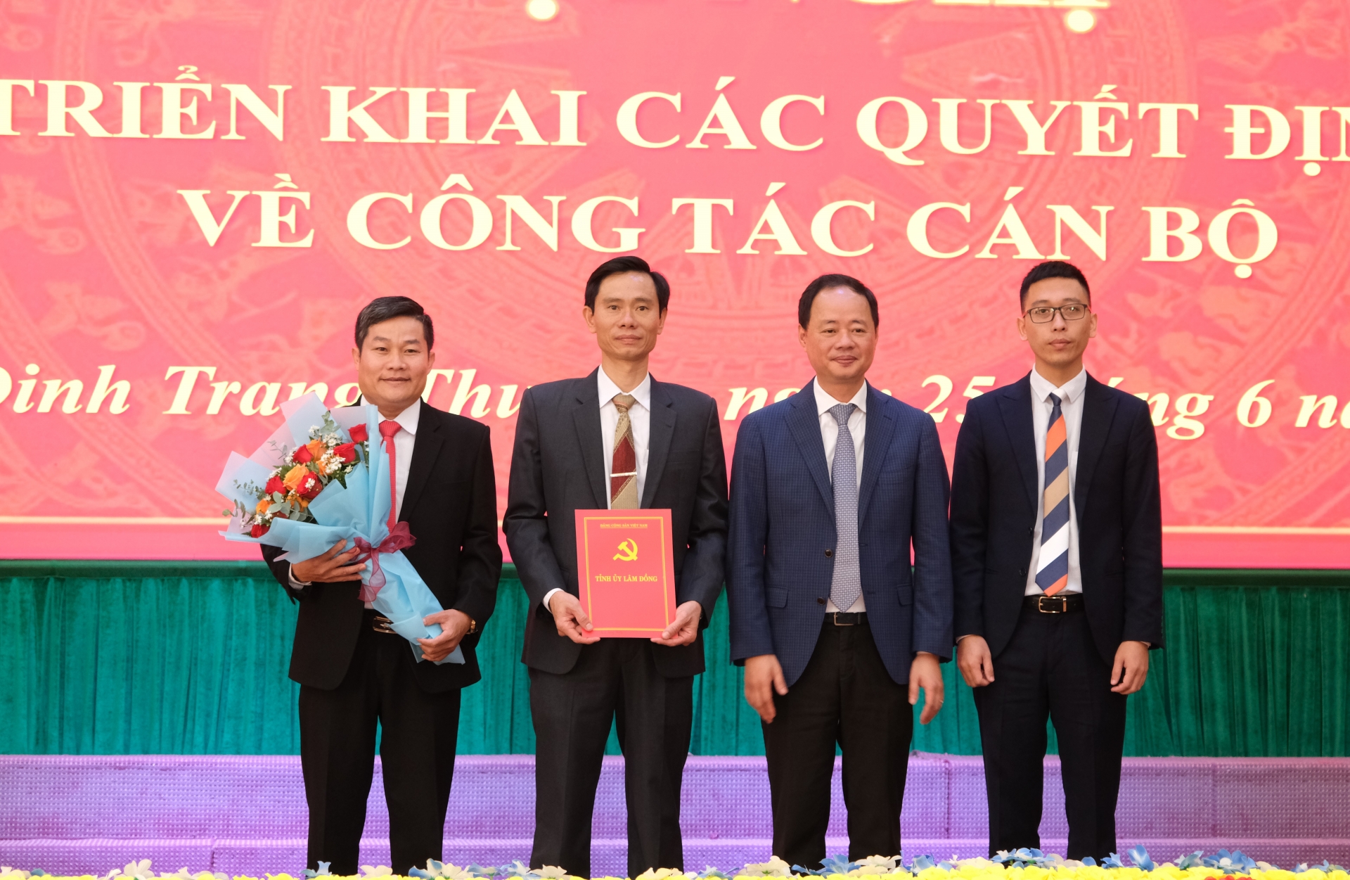 Đồng chí Trần Hồng Thái - Phó Bí thư Tỉnh ủy, Chủ tịch UBND tỉnh Lâm Đồng trao quyết định về công tác cán bộ cho Thường trực Đảng ủy xã Đinh Trang Thượng