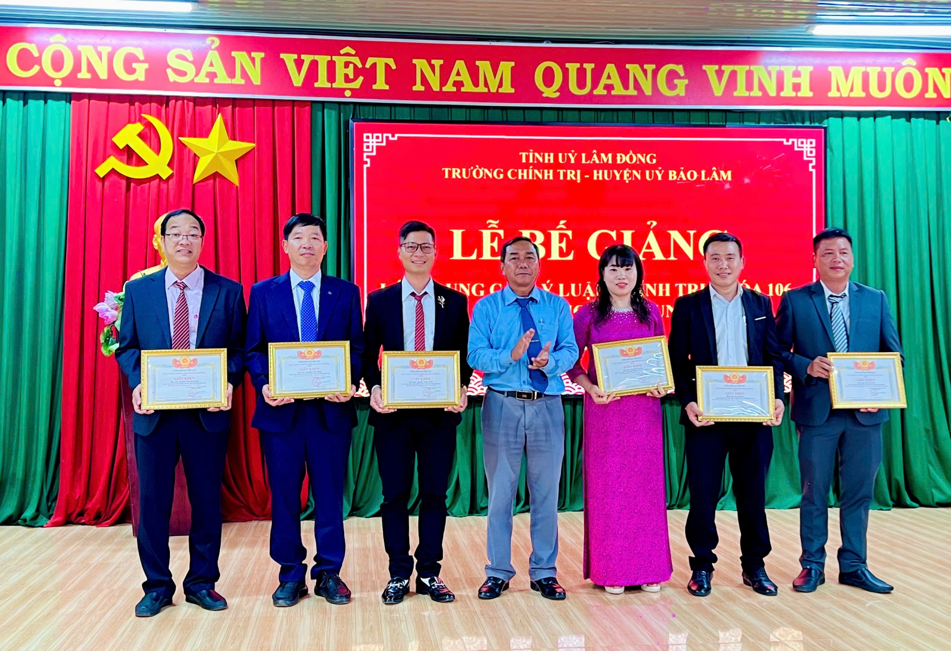 Đồng chí KLình - Phó Bí thư Thường trực Huyện uỷ, Chủ tịch HĐND huyện trao giấy chứng nhận cho các học viên