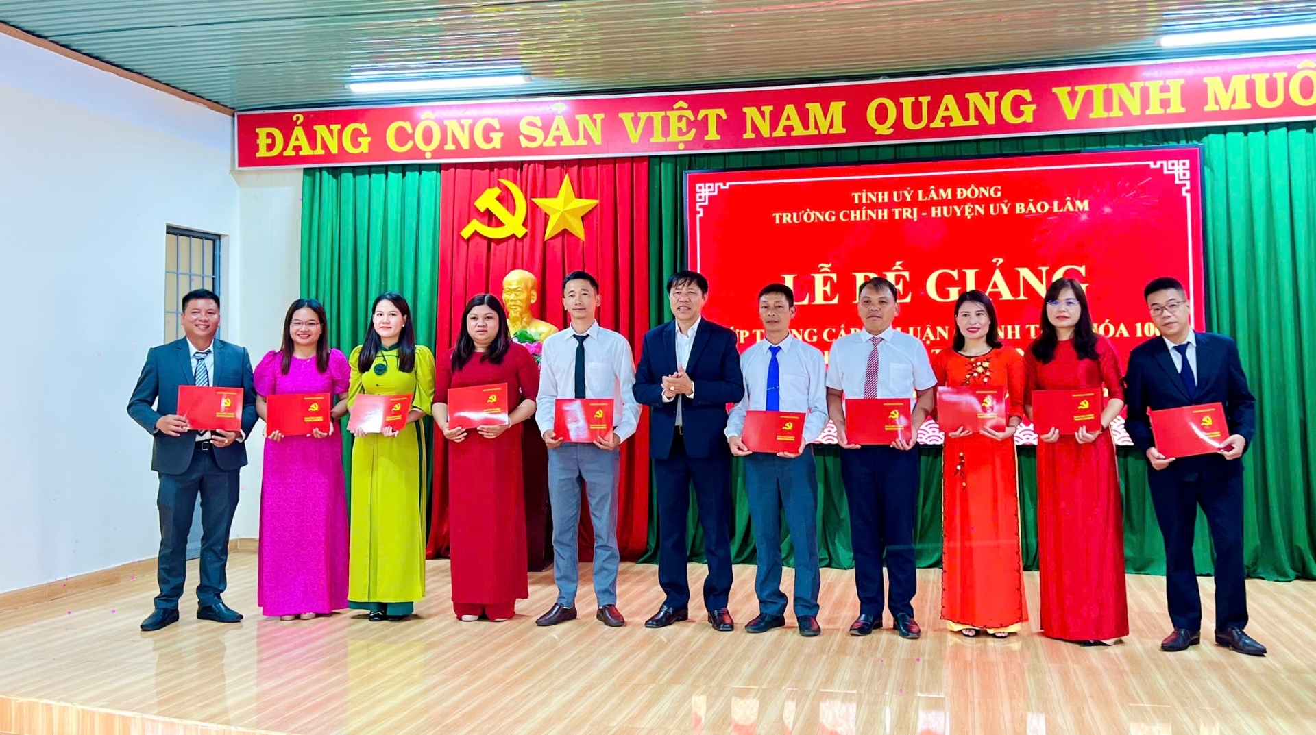 Bảo Lâm: Bế giảng lớp trung cấp lý luận chính trị khóa 106 hệ không tập trung