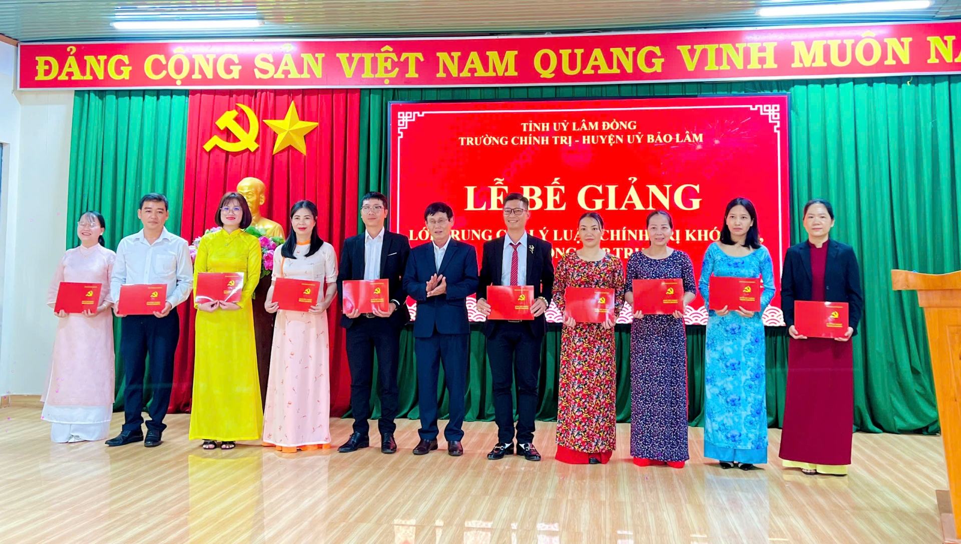 Trao giấy chứng nhận cho các học viện