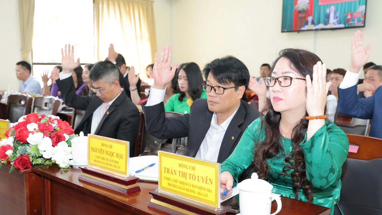 Các đại biểu biểu quyết trong Kỳ họp HĐND Phường Xuân Hương - Đà Lạt 