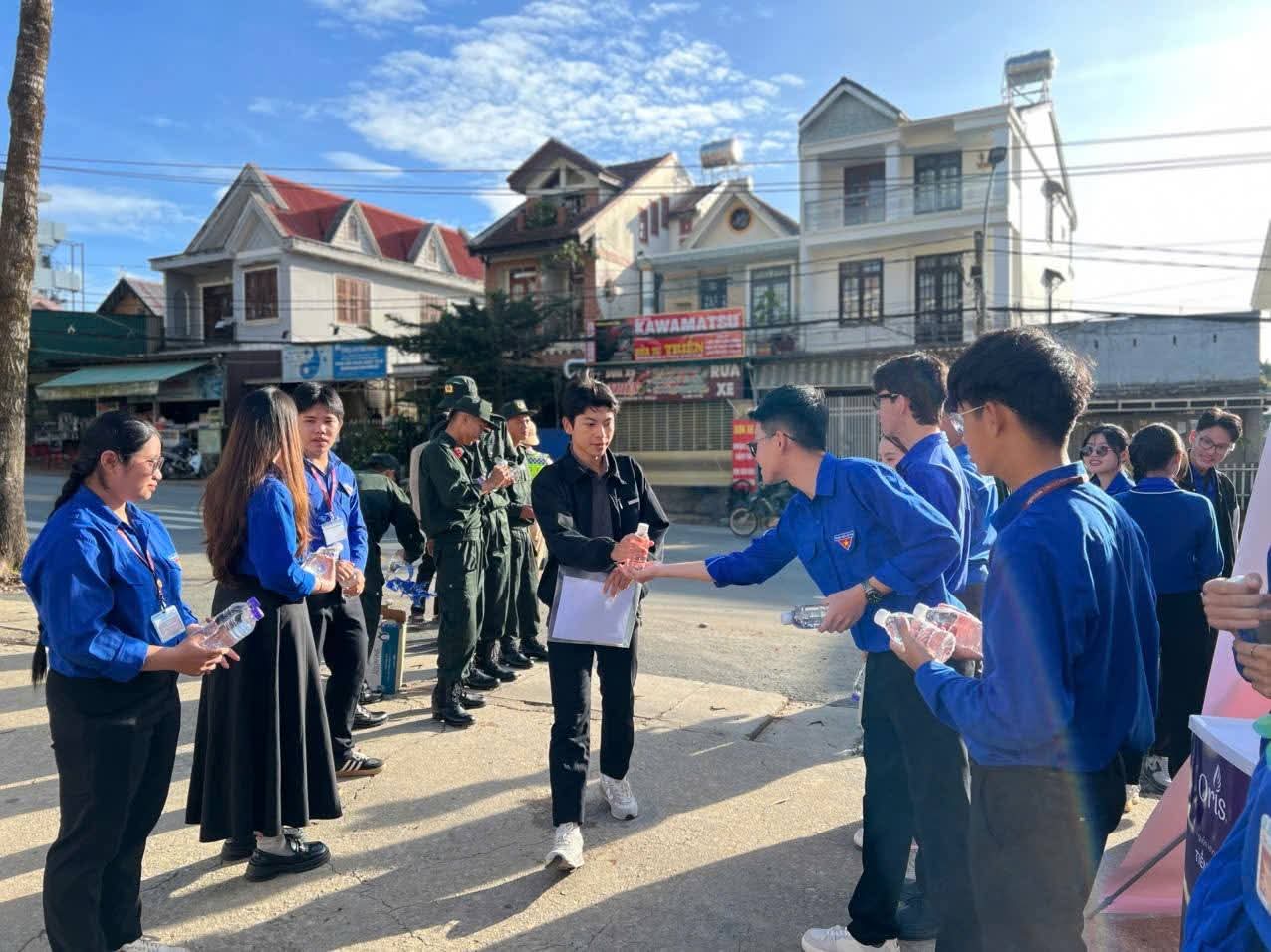 Đoàn viên, thanh niên phát nước miễn phí, đồng hành cùng thí sinh trước giờ thi