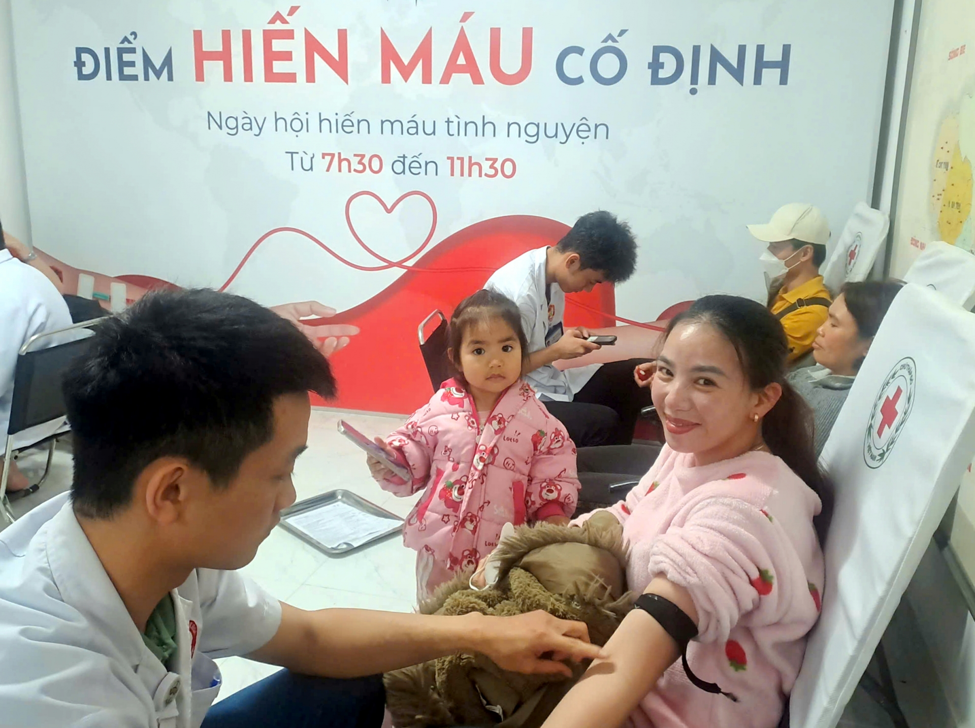 Vừa đi hiến máu vừa trông trẻ