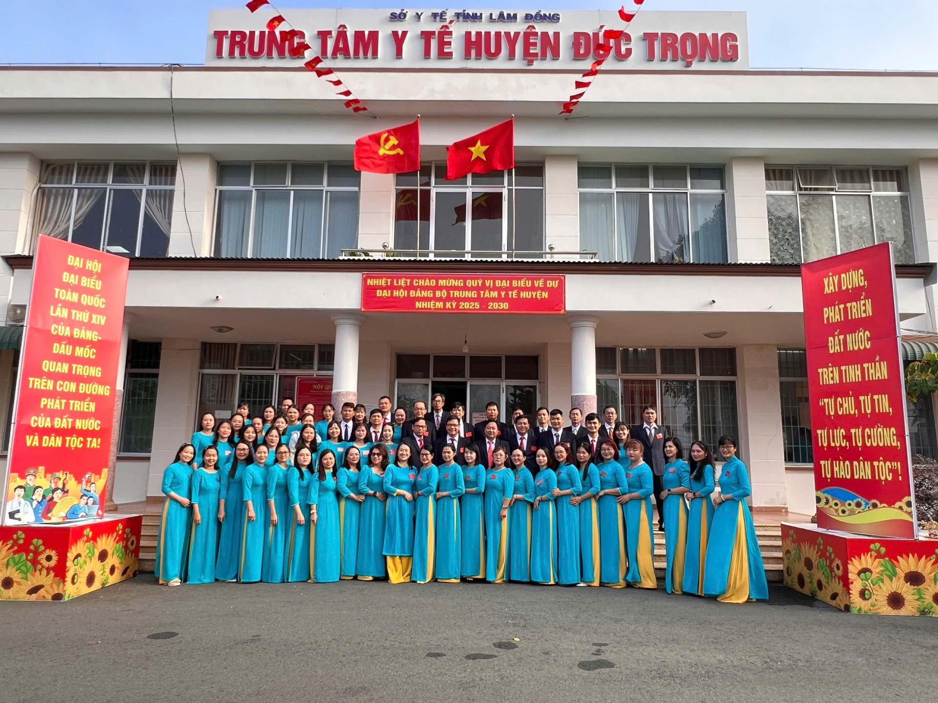 Đội nũ thầy thuốc của Trung tâm Y tế huyện Đức Trọng chụp hình lưu niệm trước tên cũ