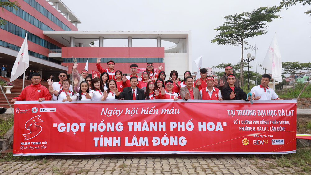 Diễu hành tuyên truyền về Hành trình đỏ - Ngày hội hiến máu “Giọt hồng thành phố Hoa” năm 2025