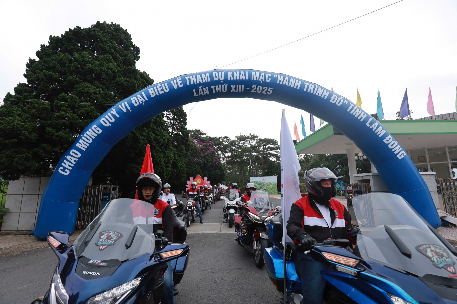 Đoàn xe qua cổng Trường Đại học Đà Lạt
