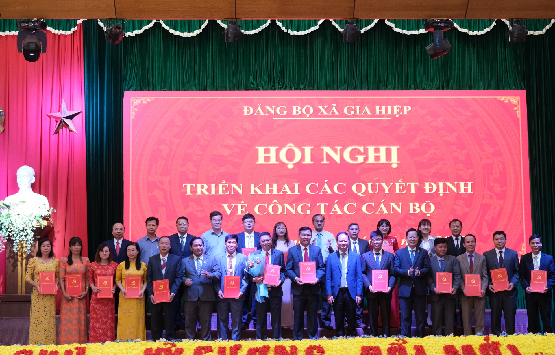 Ban Chấp hành Đảng bộ xã Gia Hiệp chụp hình lưu niệm với các đồng chí lãnh đạo tỉnh