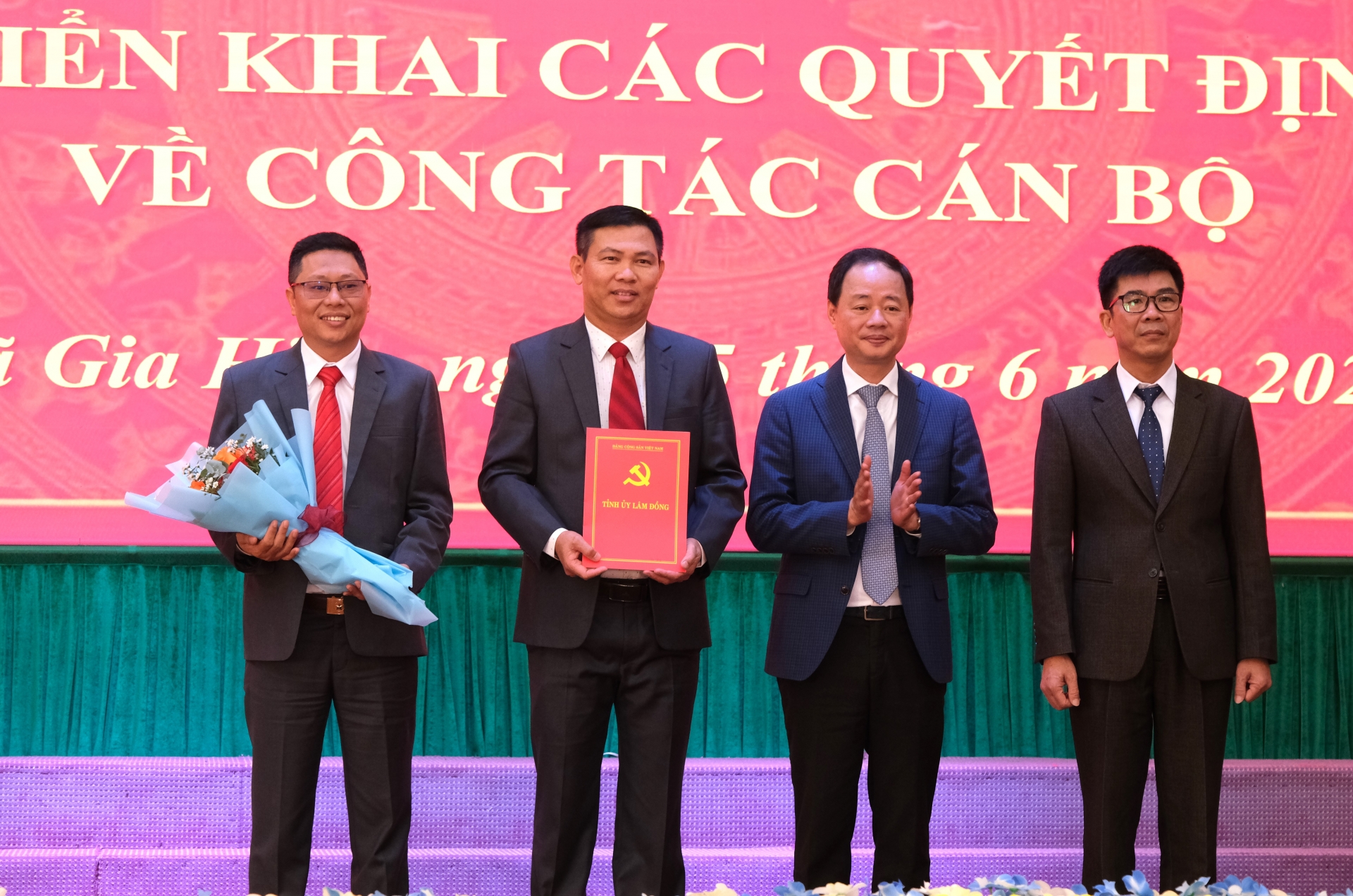 Đồng chí Trần Hồng Thái - Phó Bí thư Tỉnh ủy, Chủ tịch UBND tỉnh Lâm Đồng trao quyết định về công tác cán bộ cho Thường trực Đảng ủy xã Gia Hiệp