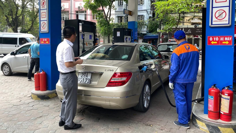 Giá xăng dầu đồng loạt tăng, RON95-III lên sát 21.300 đồng mỗi lít