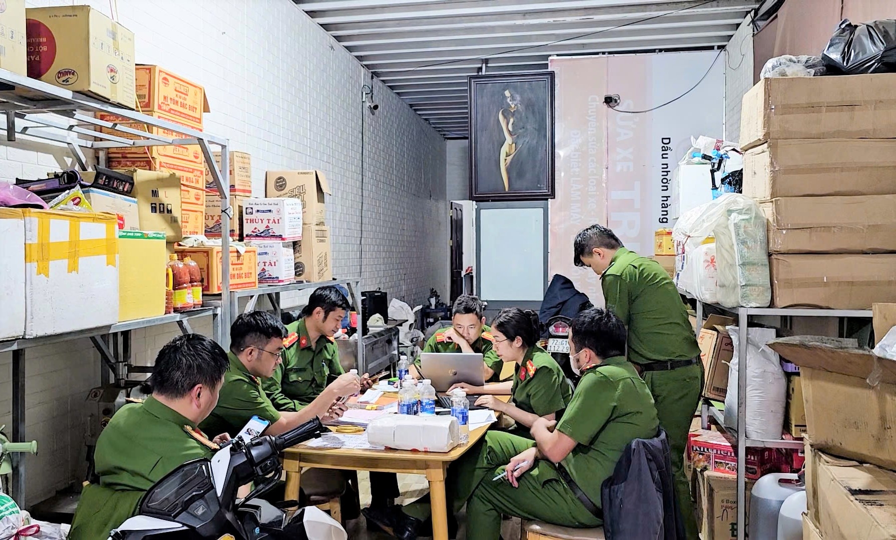 Công tác đấu tranh với tội phạm buôn bán hàng nhập lậu, hàng giả và thực phẩm bẩn đang được Công an tỉnh Lâm Đồng đấu tranh không khoan nhượng, không có vùng cấp vì sức khỏe người tiêu dùng