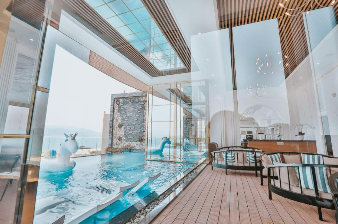 Hồ bơi vô cực trong khách sạn