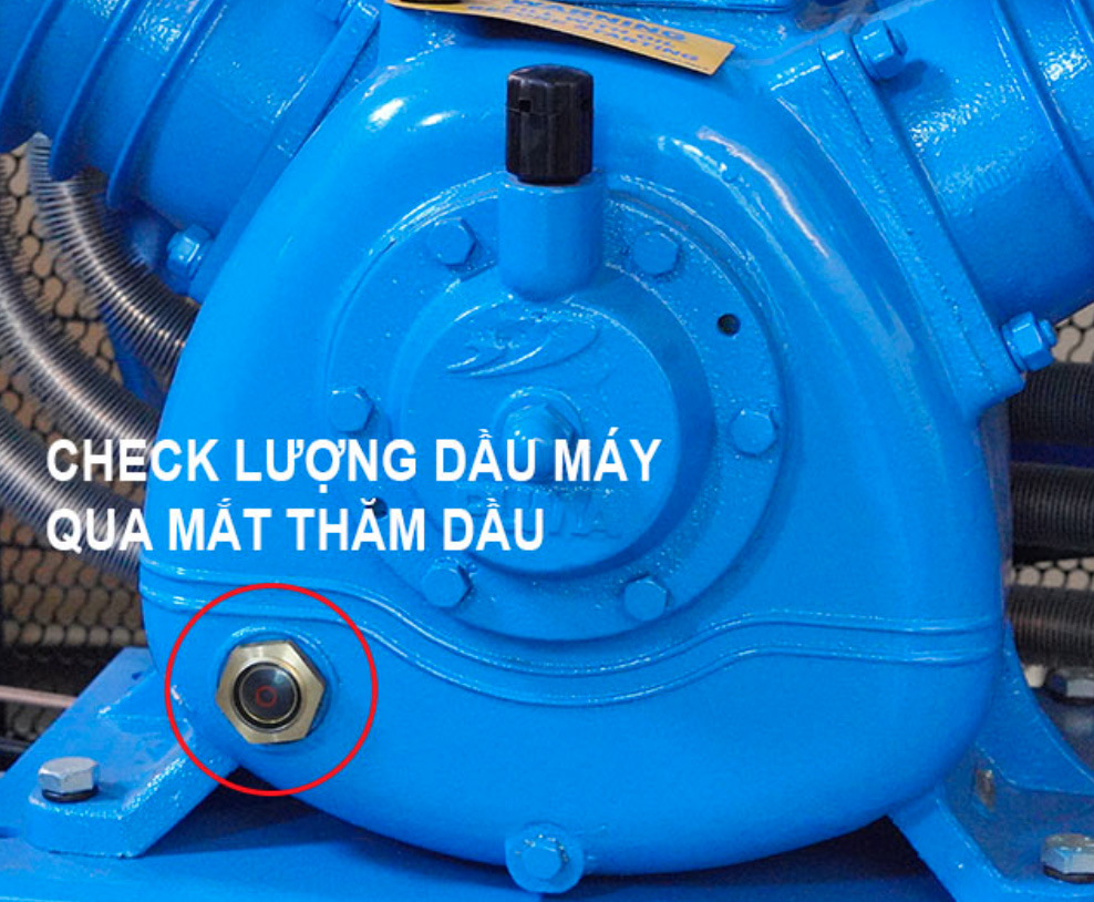 Check lượng dầu máy qua mắt thăm dầu