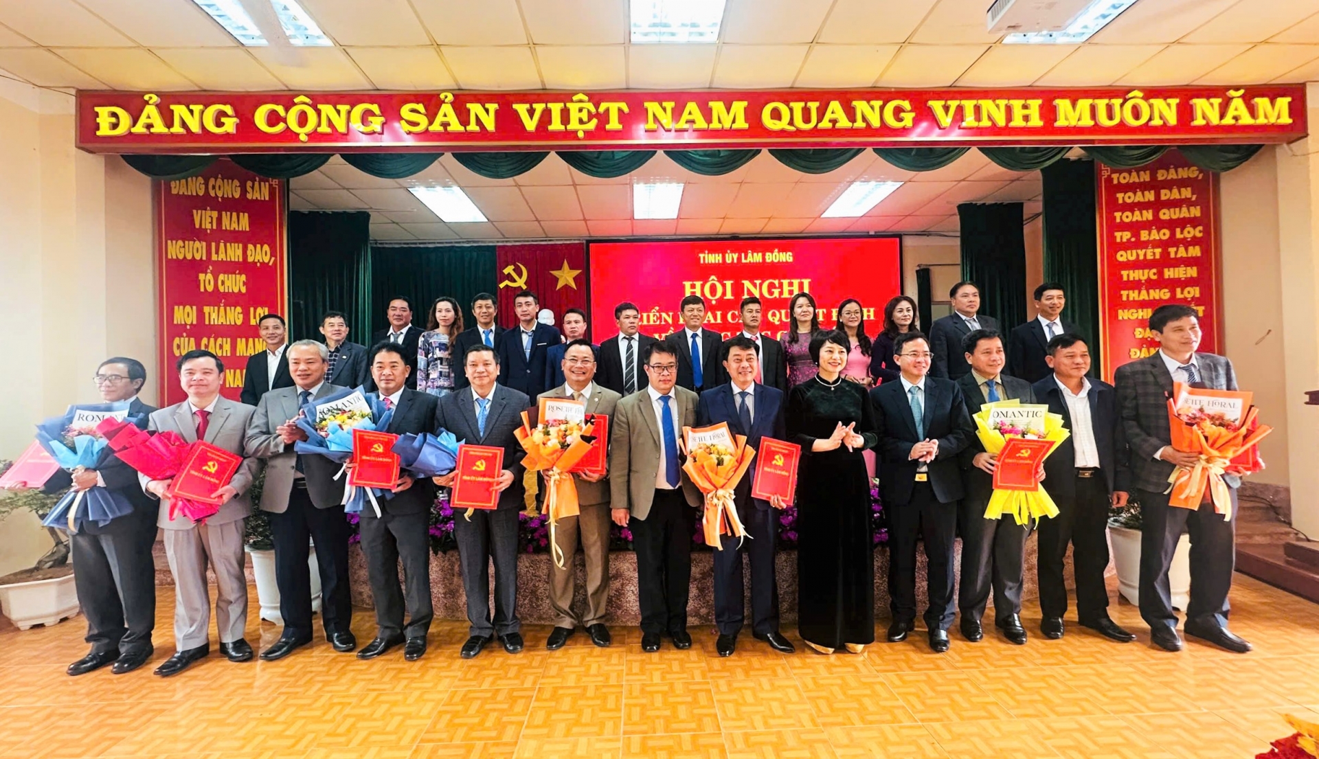 Đồng chí Phạm Thị Phúc - Phó Bí thư Tỉnh ủy, Chủ tịch HĐND tỉnh và các đồng chí lãnh đạo tỉnh trao Quyết định trao quyết định về công tác cán bộ cho Ban Chấp hành Đảng bộ Phường BLao