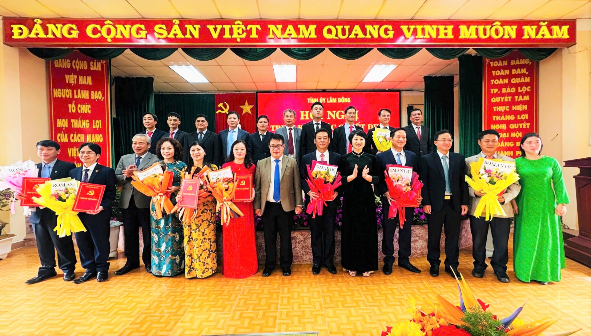 Đồng chí Phạm Thị Phúc - Phó Bí thư Tỉnh ủy, Chủ tịch HĐND tỉnh và các đồng chí lãnh đạo tỉnh trao Quyết định trao quyết định về công tác cán bộ cho Ban Thường vụ Đảng ủy Phường 3 Bảo Lộc