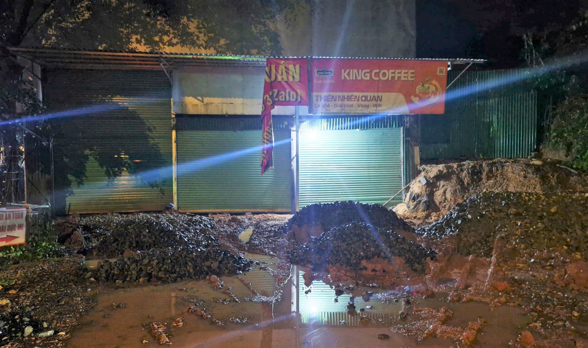 Xe vật liệu đổ đá ngay trước cửa công trình xây dựng không phép trên đèo Bảo Lộc vào tối 24/6