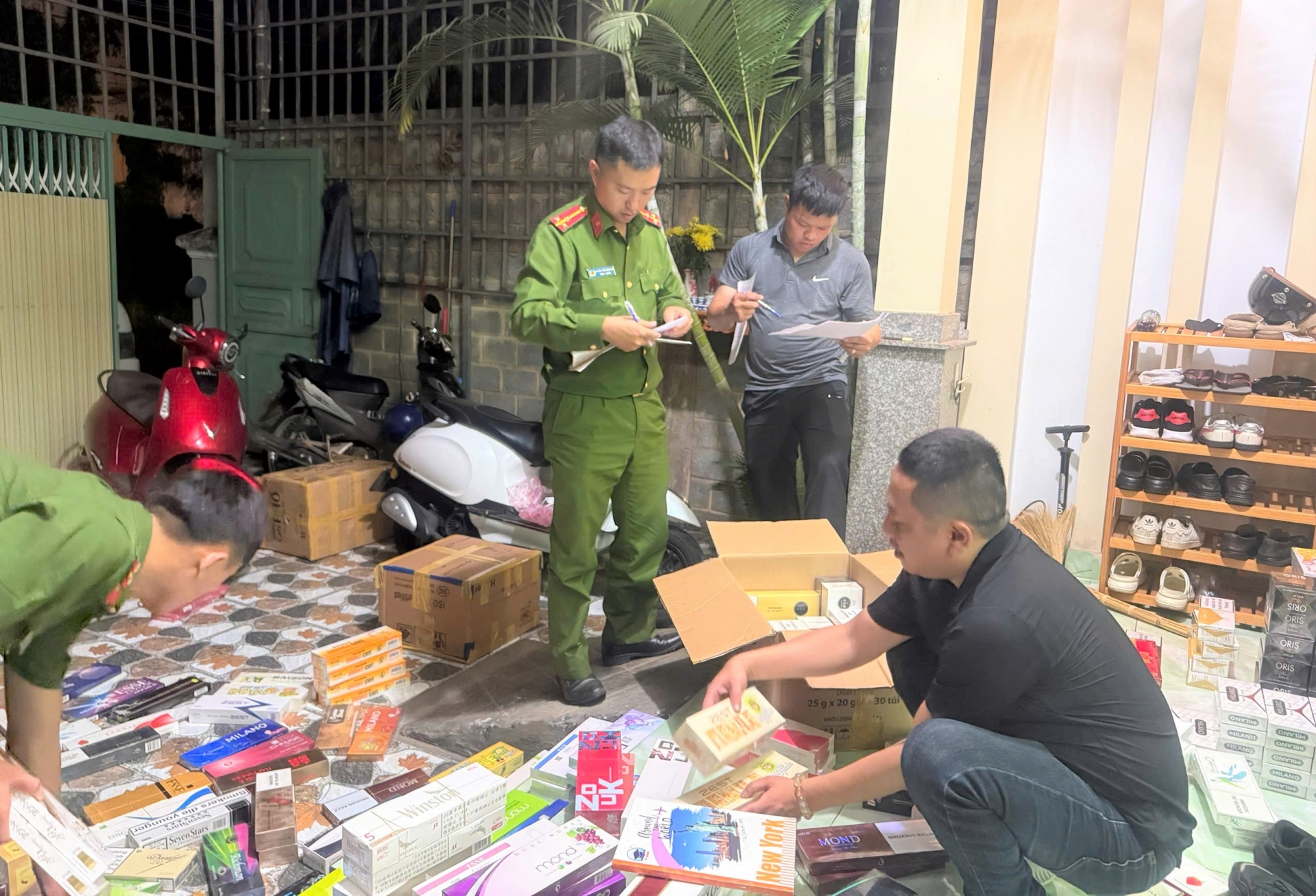 Công an đột kích khám xét 