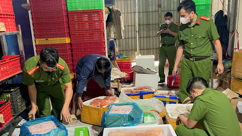 Công an Lâm Đồng đấu tranh không khoan nhượng với hàng hóa nhập lậu, thực phẩm bẩn